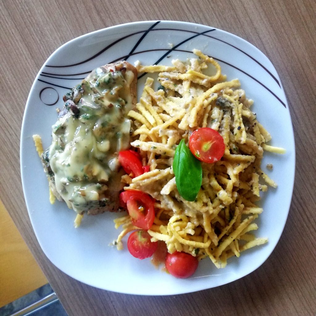 Champignon-Schnitzel in Weißweinsauce mit Spätzlenudeln