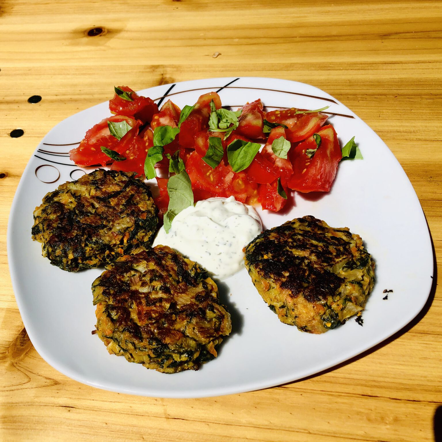 Karotten Mangold Bratlinge mit Kräuterquark und Salat