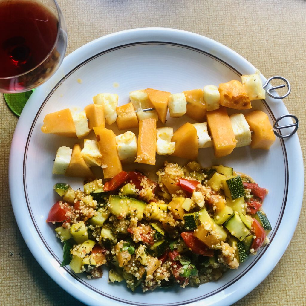 Melonen Halloumi Spieße mit Gemüse Quinoaü Rezept