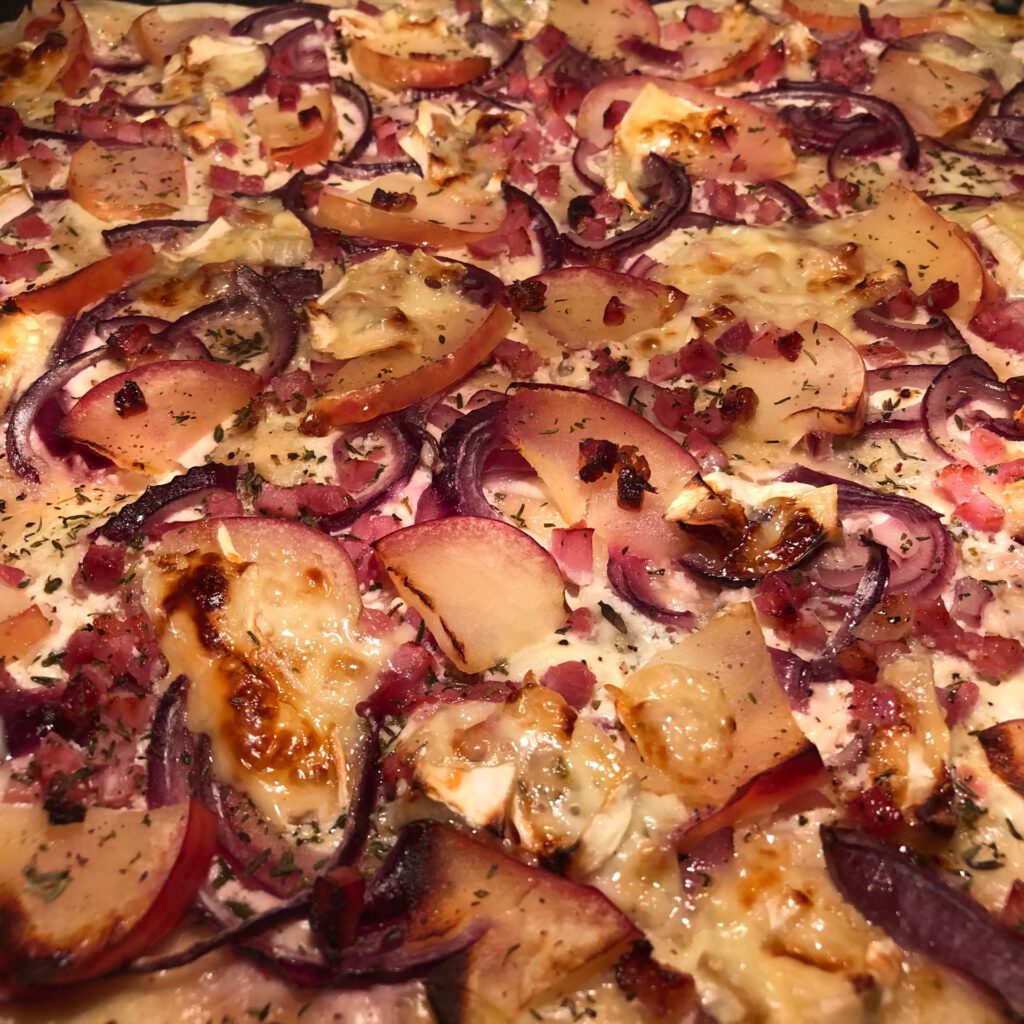 Flammkuchen mit Apfel und Camembert