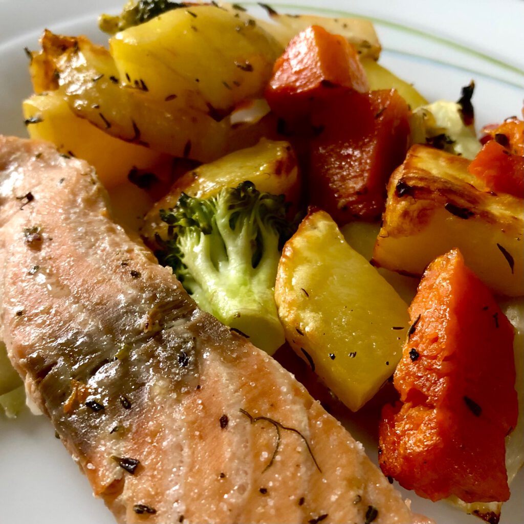 Lachs und Ofengemüse mit Ahorn-Sirup Sauce und Weißwein Lachs und Ofengemüse mit Ahorn-Sirup Sauce und Weißwein