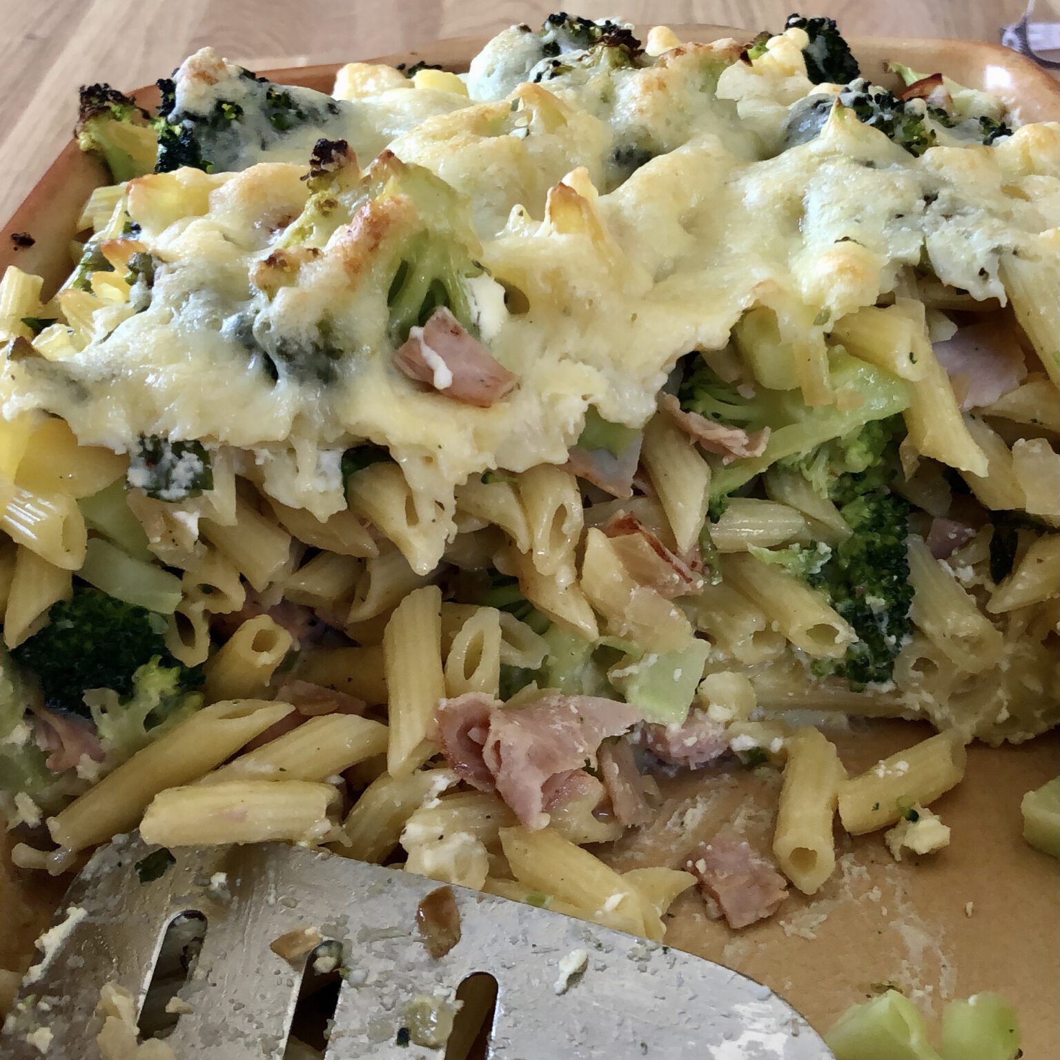 Nudelauflauf mit Schinken und Brokkoli – mit Käse überbacken