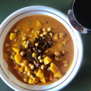 Kürbis Mango Curry mit Kichererbsen und Crunch