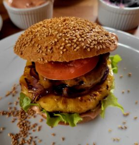 Der Big Kahuna Burger ist mit saftigem Rindfleisch und herrlich tropischer gebratener Ananas ein echtes Burger-Highlight!