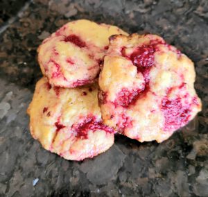 Die Himbeer Cookies sind eine hervorragende Kombination aus fruchtigen Himbeeren und süßer weißer Schokolade und schmecken der ganzen Familie.