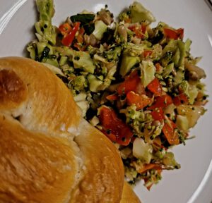 Unser Brokkoli Rohkost Salat ist ein perfektes Gericht für warme Sommertage - perfekt zum Grillen mit einem Glas Weißwein.