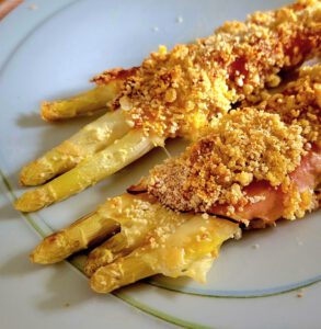 Spargel im knusprigen Schinken-Käse-Mantel