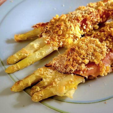 Spargel im knusprigen Schinken-Käse-Mantel