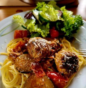 Mediterrane Hackbällchen mit Tomatensauce
