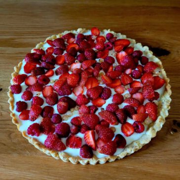 Weiße Schokoladentarte mit Beeren