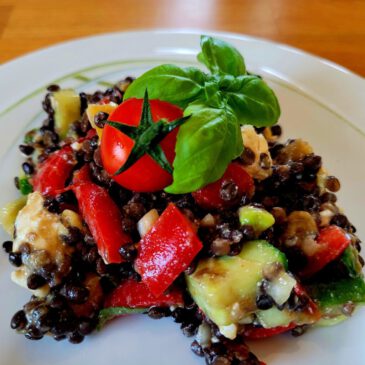 Mediterraner Belugalinsen-Salat